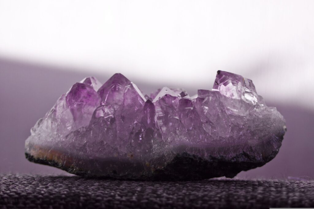 Descubra o significado da ametista, suas propriedades energéticas, benefícios e como usar esse cristal no dia a dia para equilíbrio e conexão espiritual.